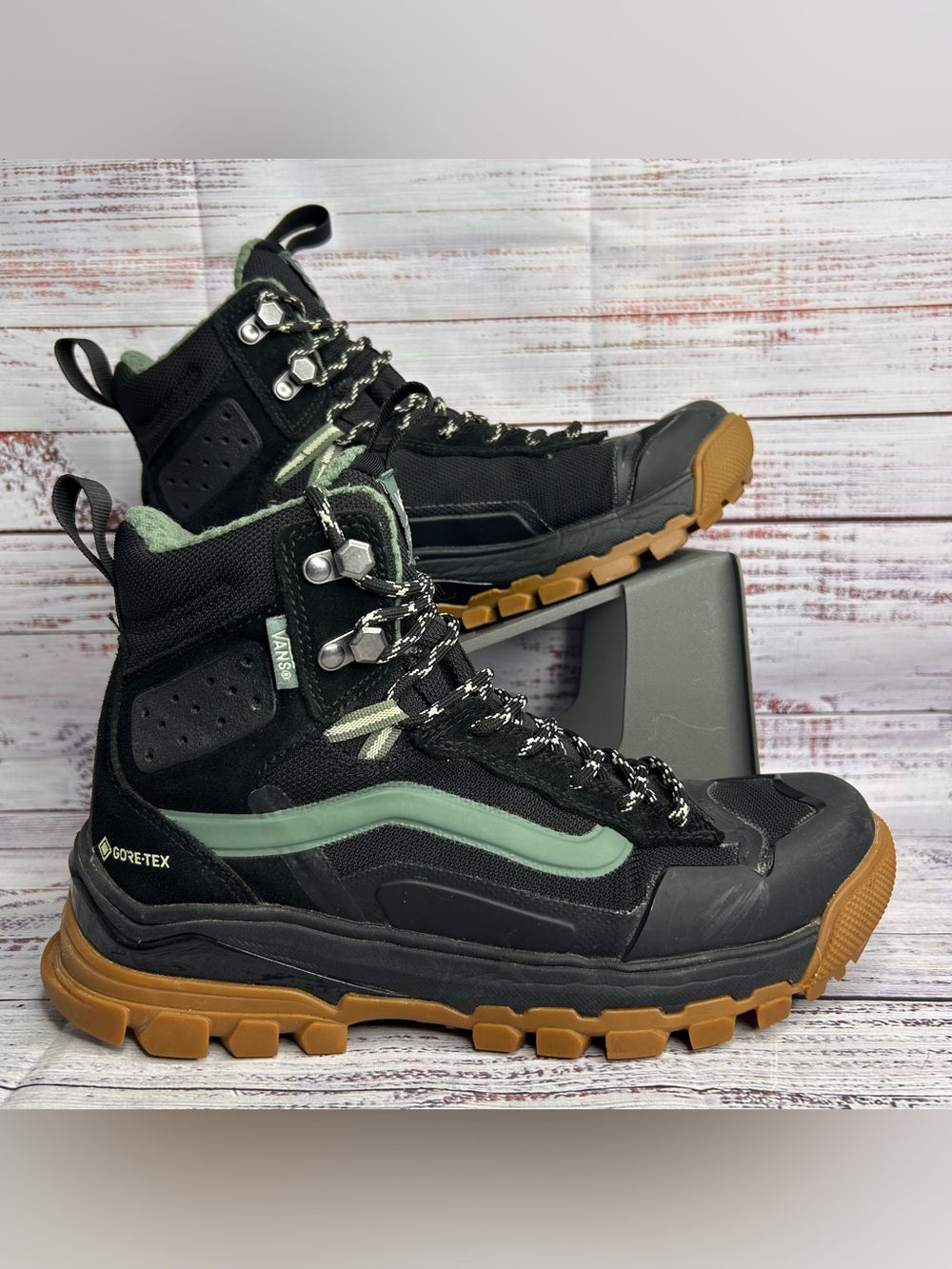 Vans UltraRange EXO Hi MTE-3 Gore-Tex Shoes Women’s Size 8 / Men’s Size 6.5